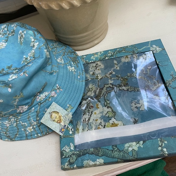 Van Gogh Accessories ?